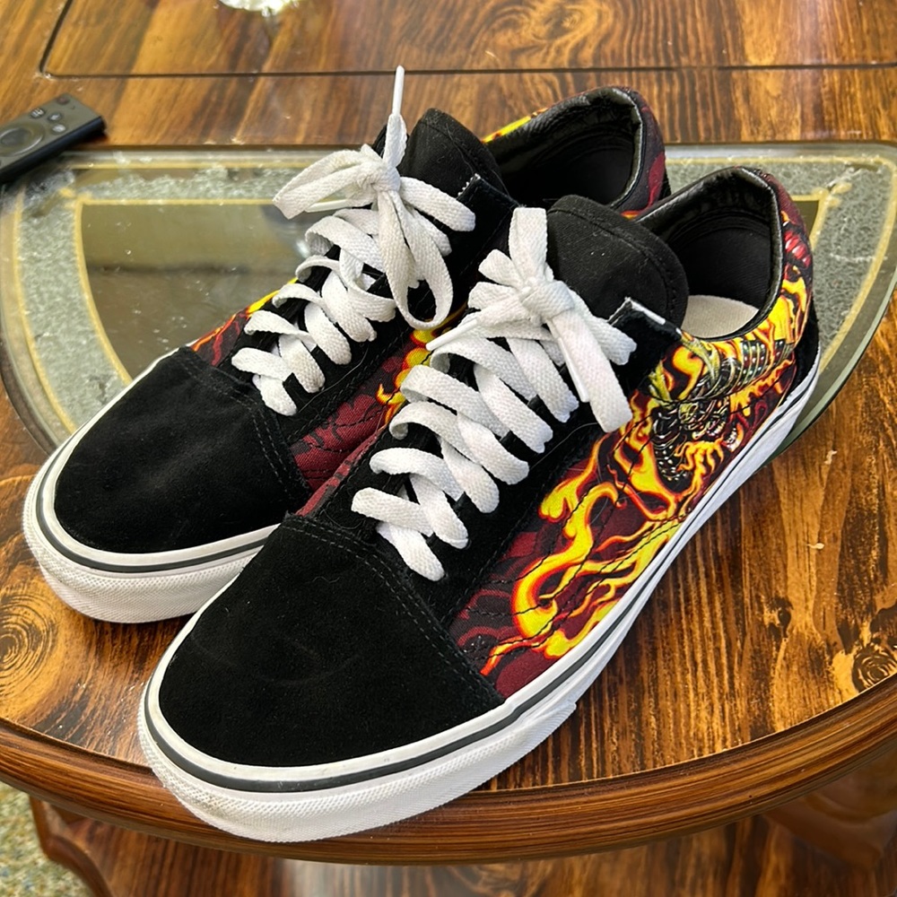 Vans mens size 8 skull/flames print